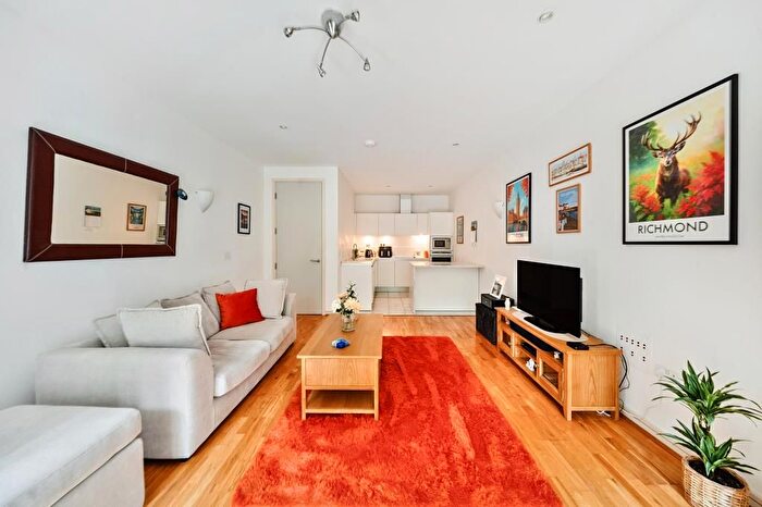 1 Bedroom Flat For Sale In Melliss Avenue, Kew, TW9