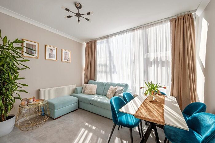 1 Bedroom Flat To Rent In Kingston Road, Raynes Park, London, SW20