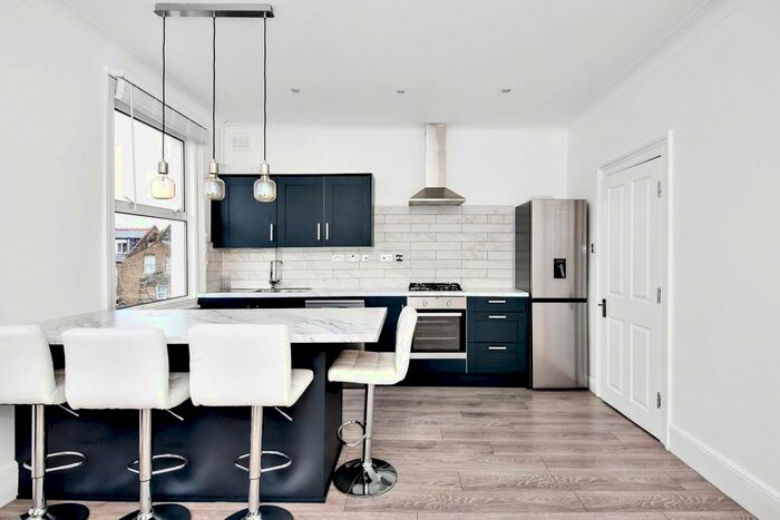 3 Bedroom Flat To Rent In Myton Road, West Dulwich, London, SE21