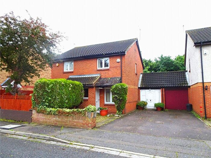 2 Bedroom Semi Detached House For Sale In Abbotswood Way, Hayes, Middlesex, UB3