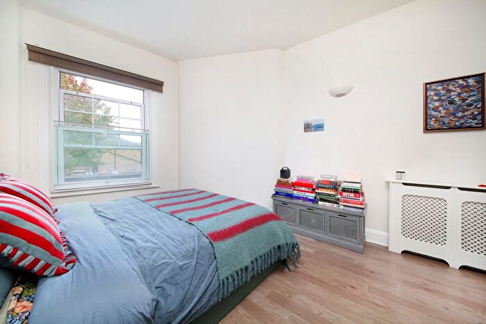 3 Bedroom Flat To Rent In Sheengate Mansions, Upper Richmond Road West, SW14