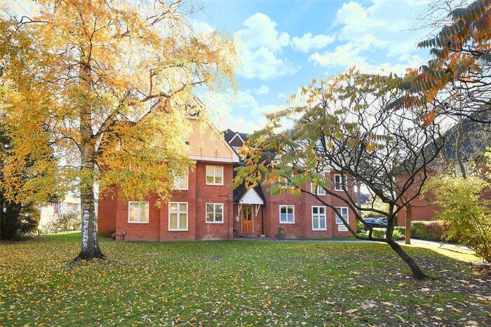 2 Bedroom Flat To Rent In Woodstock House, Rectory Road, Wokingham, Berkshire, RG40