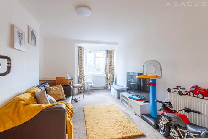 2 Bedroom Flat To Rent In Fordwych Court, Shoot Up Hill, Kilburn, NW2
