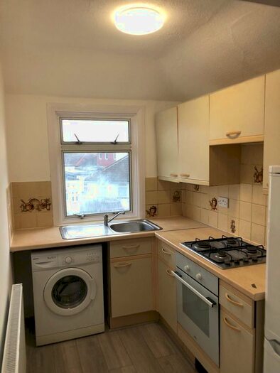 1 Bedroom Flat To Rent In Bedford Avenue, Hayes, UB4