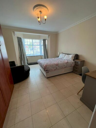 3 Bedroom Flat To Rent In Great West Road, Hounslow, TW5