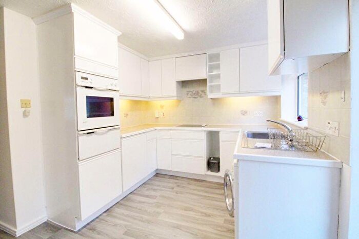 2 Bedroom Detached Bungalow To Rent In Brookside Crescent, Cuffley, EN6