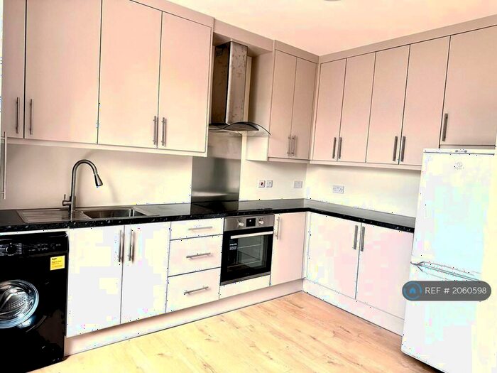 2 Bedroom Flat To Rent In Kings Road, Fleet, GU51