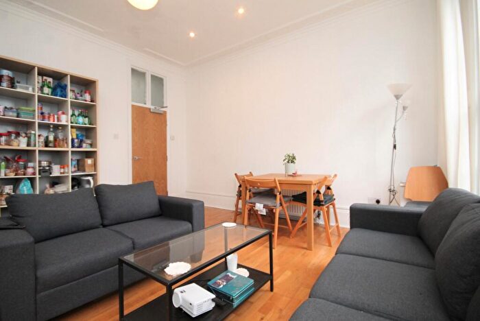 3 Bedroom Flat To Rent In Camden Road, Camden Town, NW1