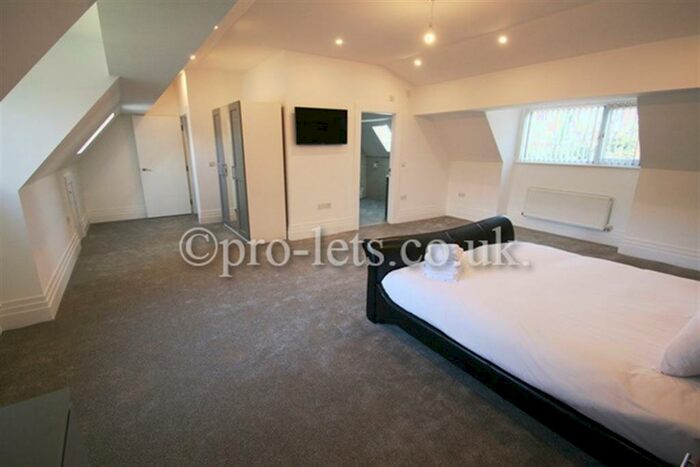 3 Bedroom Detached House To Rent In West Croft Road, NE12