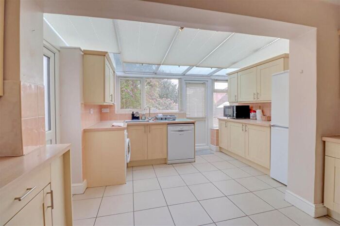 2 Bedroom Detached Bungalow For Sale In Longfield Close, Wickford, SS11