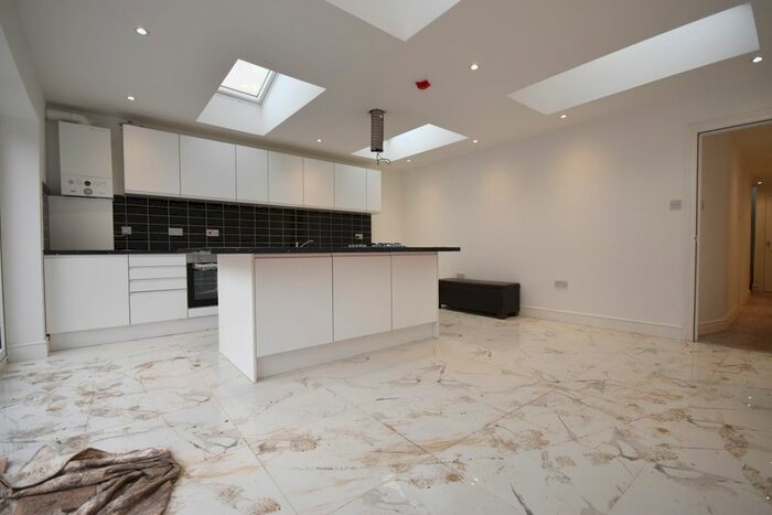 3 Bedroom Flat To Rent In Trinity Road, London, SW17