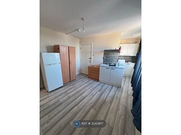 Studio To Rent In King Street, Southall, UB2