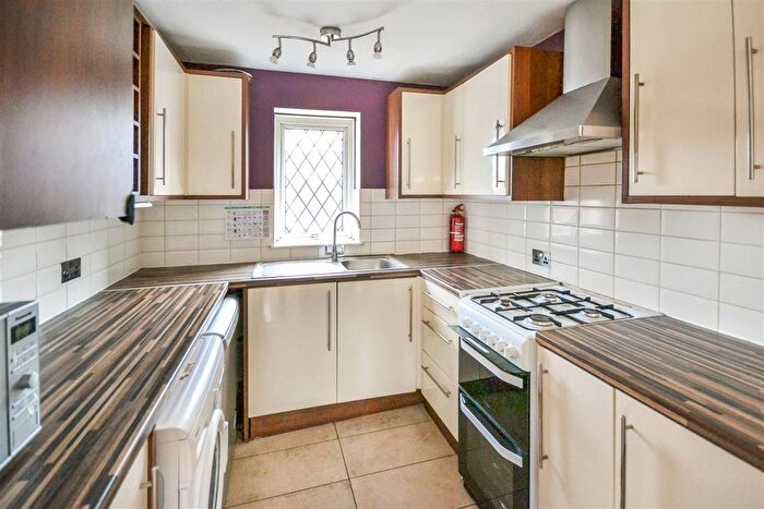 4 Bedroom Property To Rent In Farnham Gardens, Raynes Park, SW20