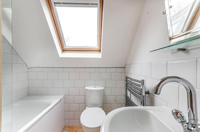 3 Bedroom Flat To Rent In Norwood Road, Herne Hill, London, SE24