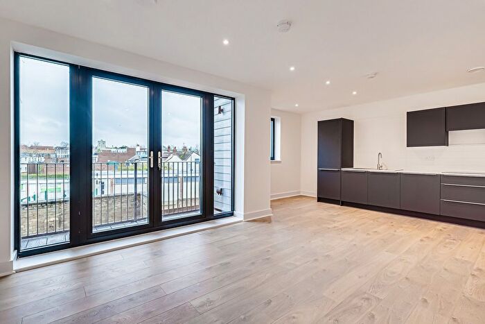 2 Bedroom Flat For Sale In High Street, Rayleigh, SS6