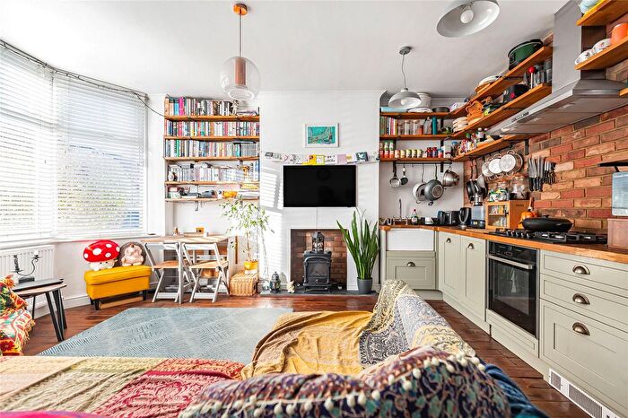 2 Bedroom Flat For Sale In Park Avenue, Mitcham, CR4