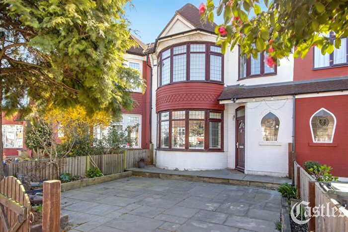 4 Bedroom Terraced House For Sale In Hedge Lane, Palmers Green, N13