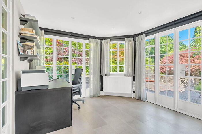 4 Bedroom Detached House For Sale In Totteridge Lane, Totteridge, N20