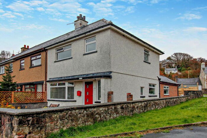 4 Bedroom End Of Terrace House For Sale In Abercaseg, Bethesda, Bangor, LL57