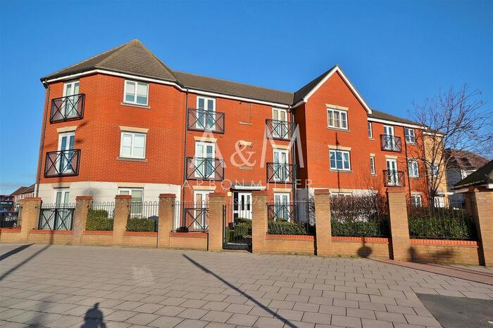 2 Bedroom Flat To Rent In Fencepiece Road, Ilford, IG6