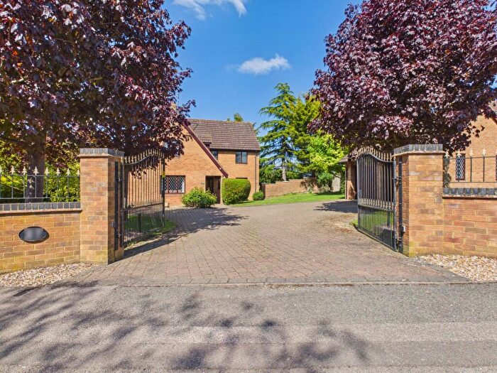 4 Bedroom Detached House For Sale In Tiverton Avenue, Northampton, NN2