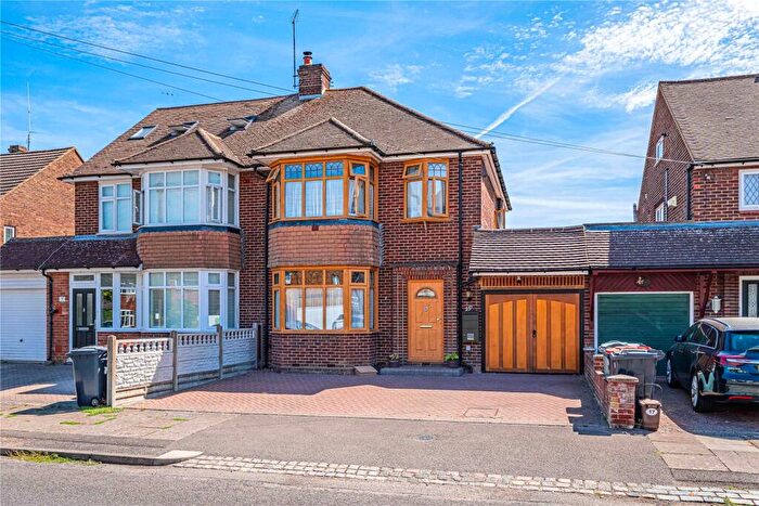3 Bedroom Semi-Detached House For Sale In Beacon Avenue, Dunstable, Central Bedfordshire, LU6