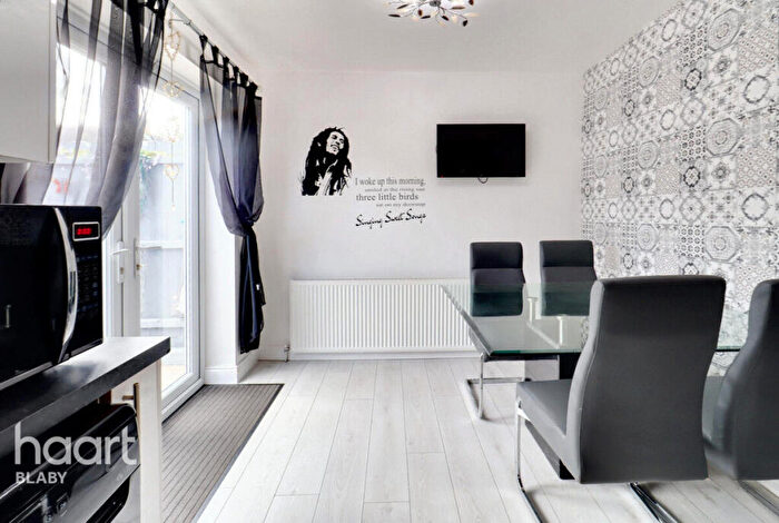 3 Bedroom Semi-Detached House For Sale In Hawthorn Drive, Leicester, LE8