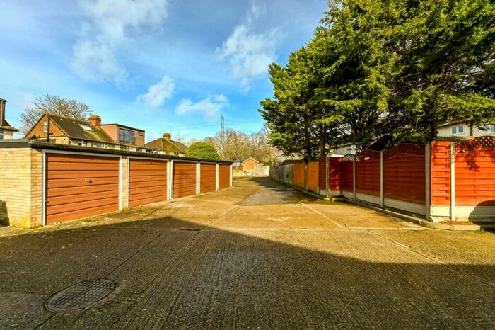 2 Bedroom Flat To Rent In Hove Gardens, Sutton, SM1