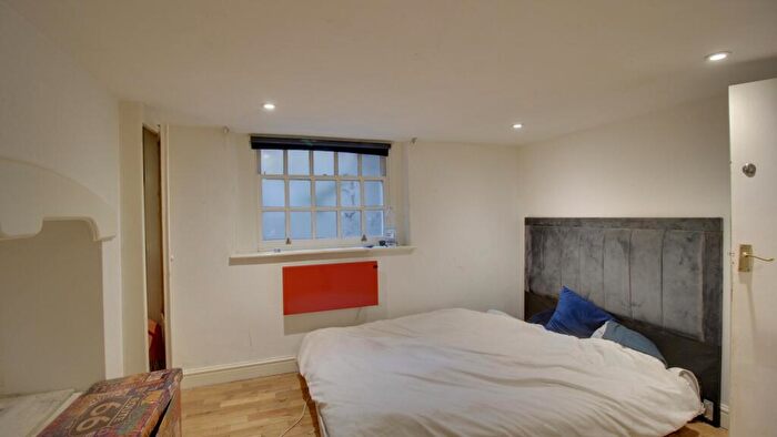 2 Bedroom Flat For Sale In The Broadway, Maidstone, ME16