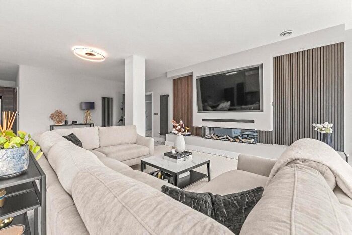 3 Bedroom Flat To Rent In Regency Street, London, SW1P