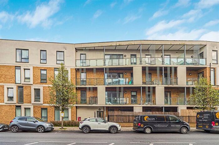 3 Bedroom Flat To Rent In Greenwich High Road, Greenwich, SE10