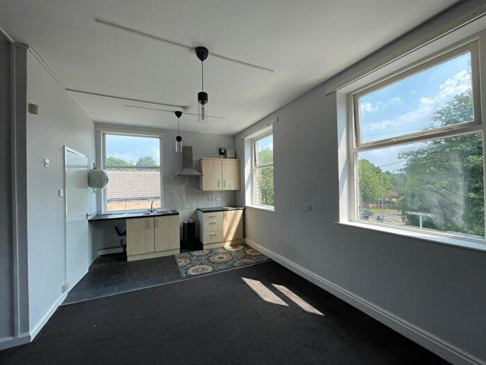 Studio To Rent In St Floor Flat, Westgate, Cleckheaton, BD19