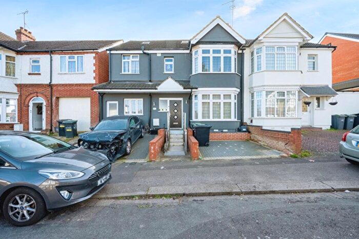6 Bedroom Semi-Detached House For Sale In Carlton Crescent, Luton, LU3