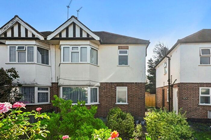 1 Bedroom Flat To Rent In Onslow Gardens, E18