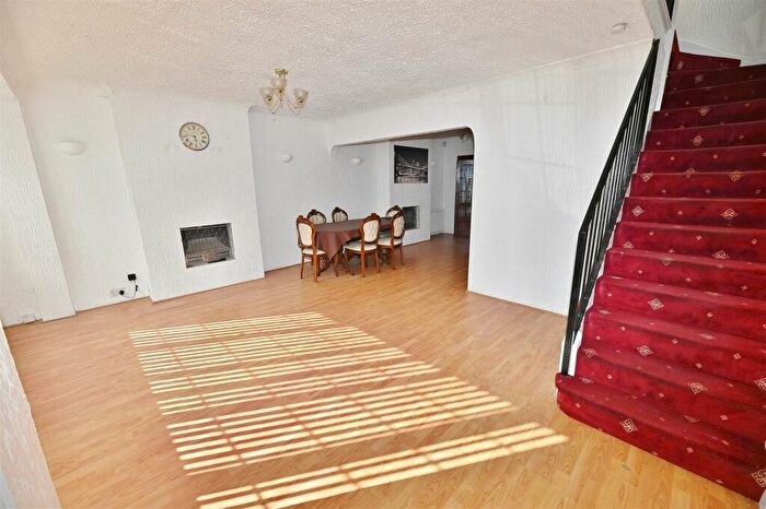 4 Bedroom Semi-Detached House To Rent In Brinkworth Road, Clayhall, IG5