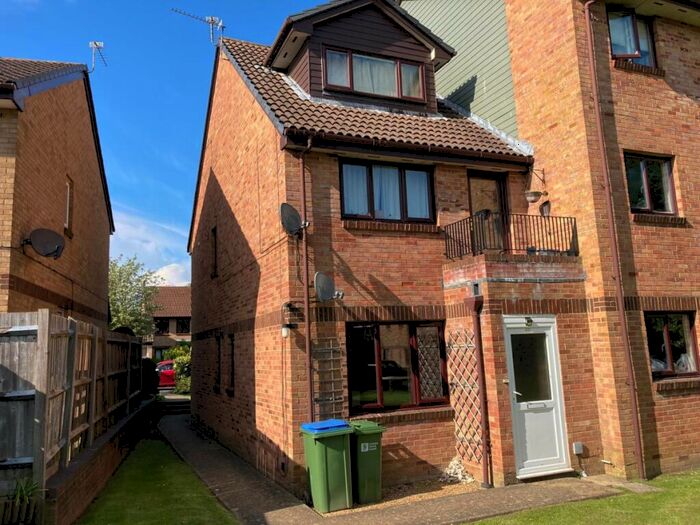 1 Bedroom Flat To Rent In Manor Fields, Horsham, RH13