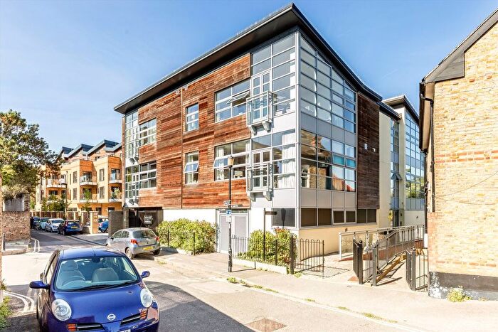 2 Bedroom Flat To Rent In Railshead Road, Old Isleworth, TW7