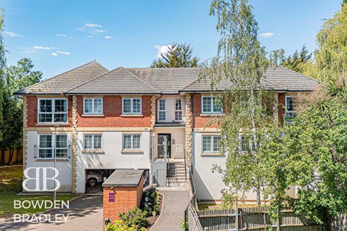 2 Bedroom Flat For Sale In Ash Way, Woodford Green, IG8