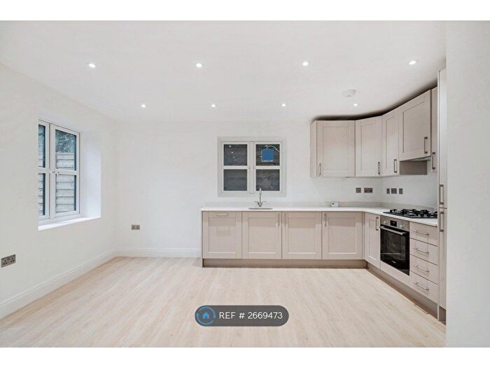 3 Bedroom Flat To Rent In West Hill, South Croydon, CR2