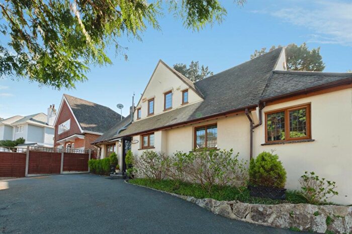 4 Bedroom Detached House For Sale In Lilliput Road, Poole, BH14