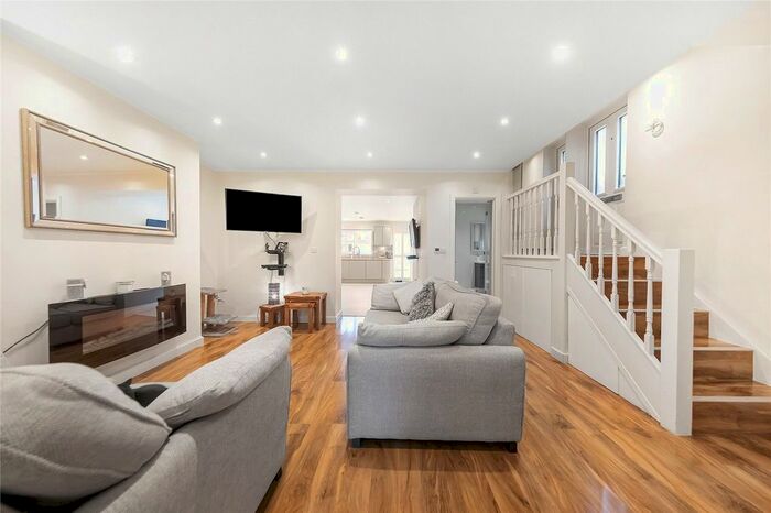 2 Bedroom Flat To Rent In Cambridge Road North, Chiswick, W4