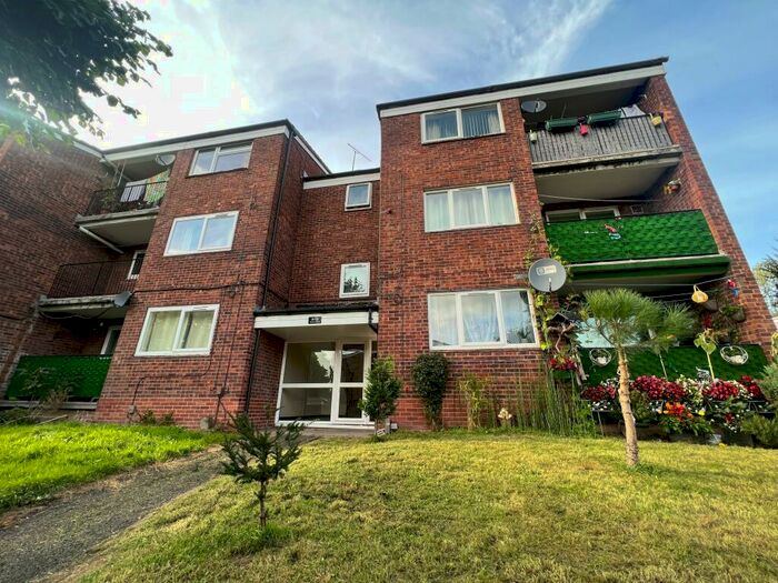 2 Bedroom Flat To Rent In Leysters Close, Redditch, B98