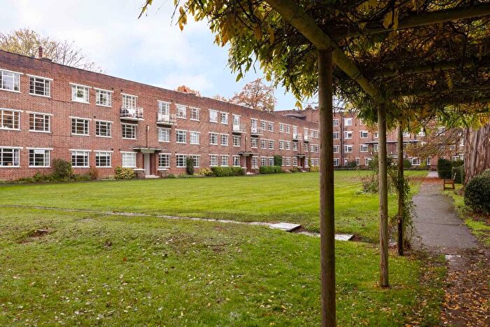 1 Bedroom Flat To Rent In Gated Period Block With Riverside Grounds, East Twickenham, TW1