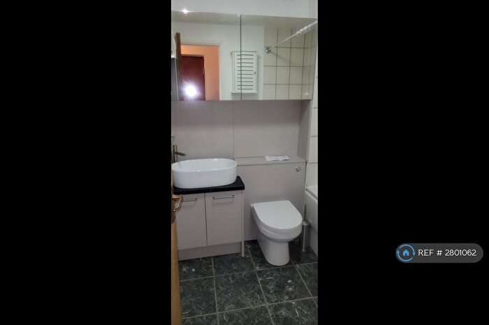 Studio To Rent In Swaythling Close, North London, N18