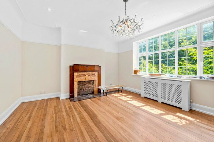 3 Bedroom Flat To Rent In The Downs, London, SW20