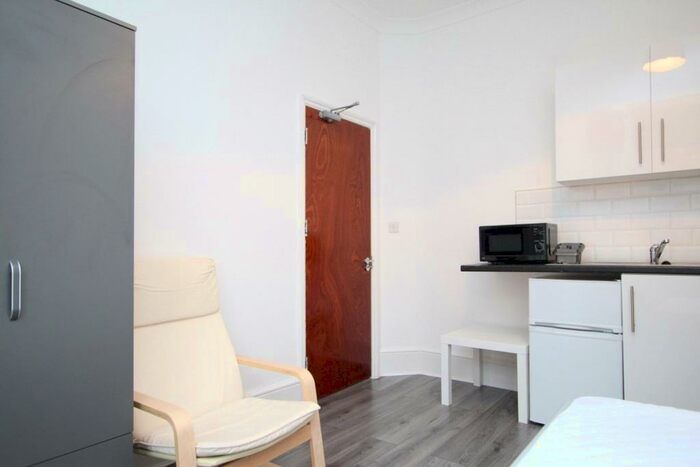 Flat To Rent In Forest Road, Walthamstow, London, E17