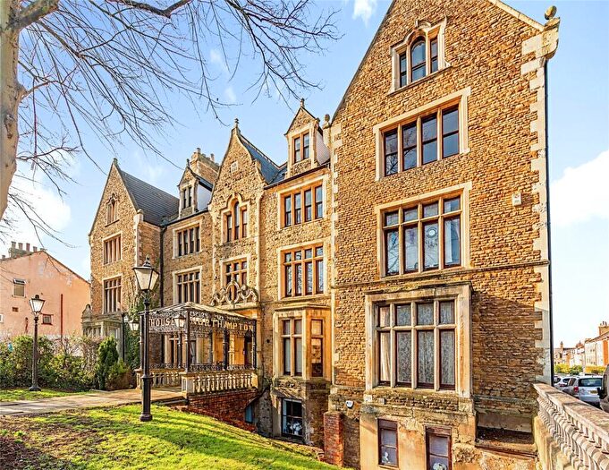 2 Bedroom Apartment For Sale In Barrack Road, Northampton, NN2