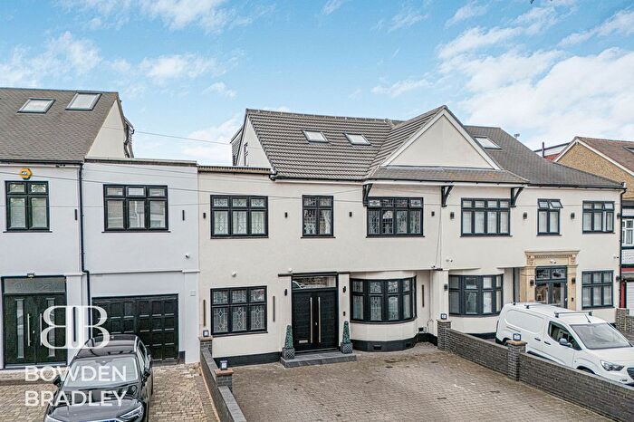 7 Bedroom Terraced House For Sale In Stradbroke Grove, Clayhall, IG5