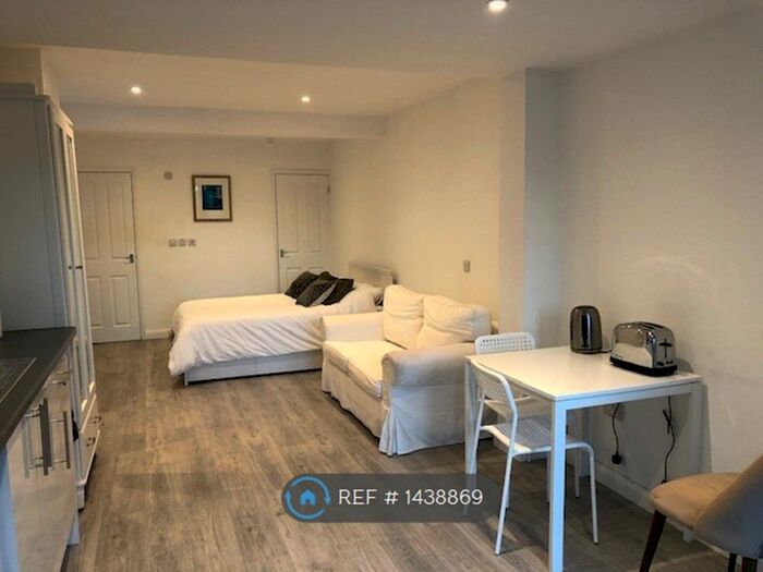 Studio To Rent In Dolphin Road (Dr), Slough, SL1