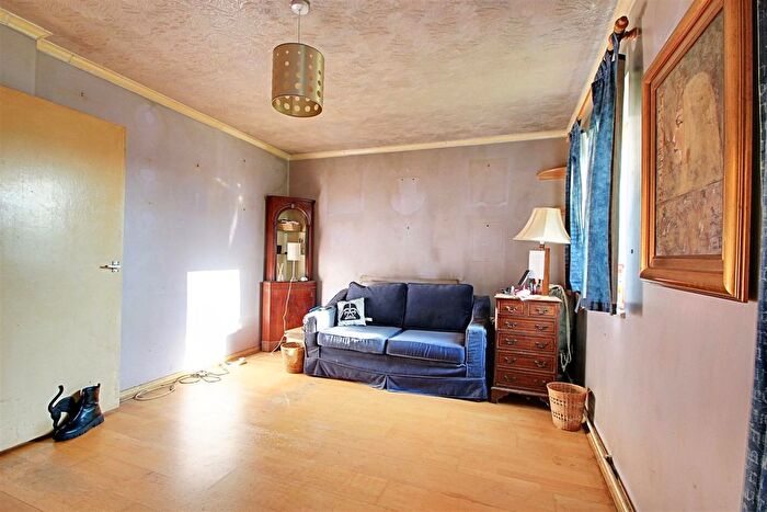 2 Bedroom Flat For Sale In Riverside Close, Kings Langley, WD4